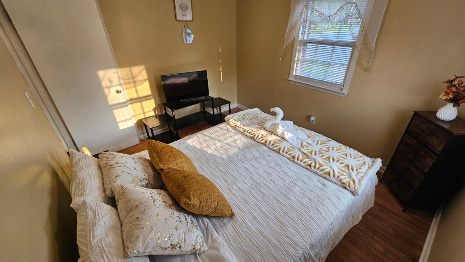 Cozy 2br Sleeps 6 Near Ecu Stadium And Hospital Appartement *